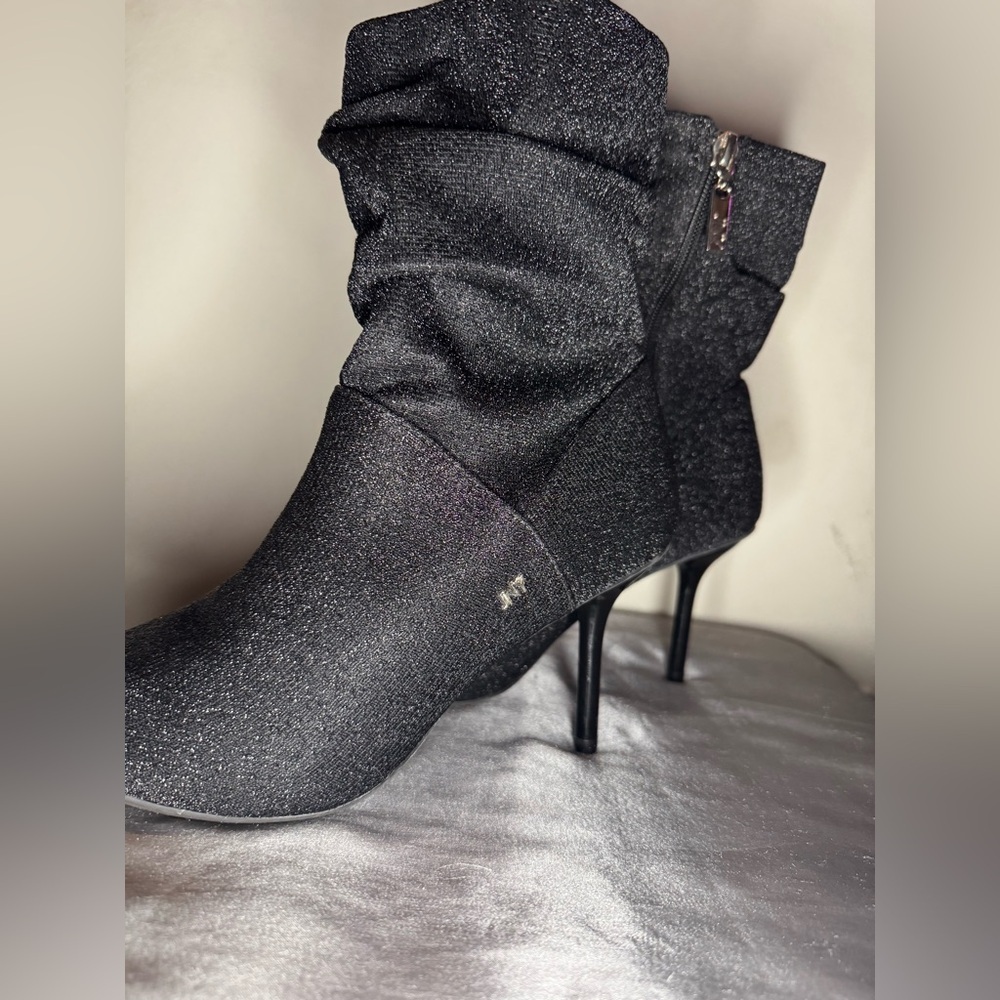 Jones New York Signature Black With Silver Specs Womens Booties